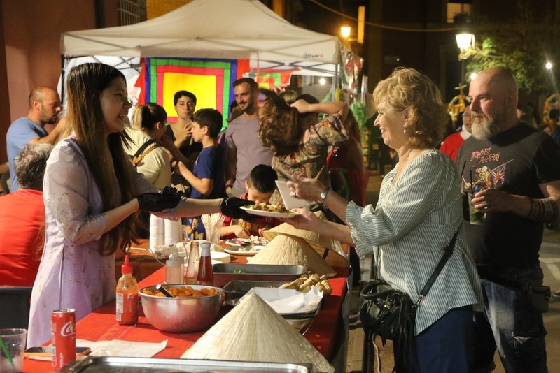 意大利和国际食客享用越南菜肴。（图片来源：越通社）