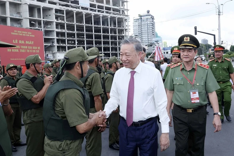 越南国家主席苏林与胡志明市基层保安队伍。（图片来源：越通社）