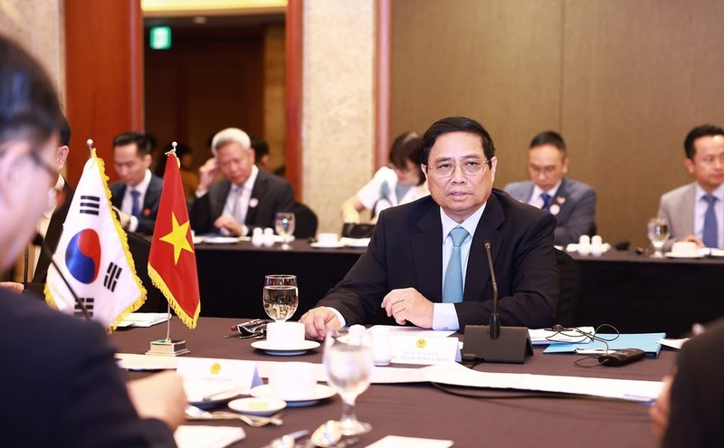 越南政府总理范明正与韩国半导体、人工智能领域专家、科学家座谈交流。