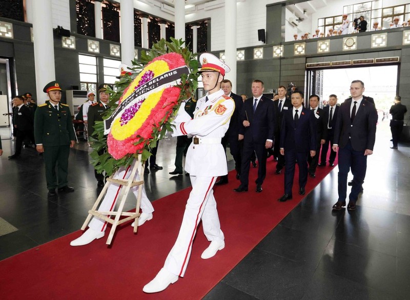 由白俄罗斯国民会议共和国院（上院）副主席西亚尔海·卡缅卡为团长的白俄罗斯共和国代表团吊唁阮富仲总书记。