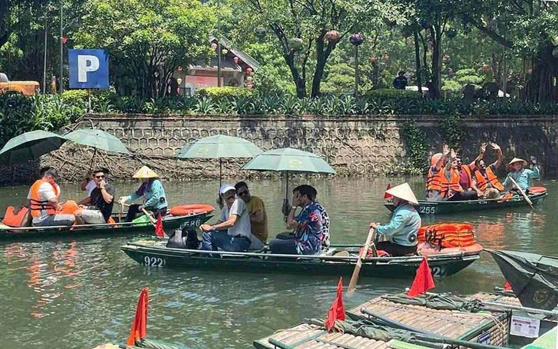 印度游客参观宁平省长安旅游区。