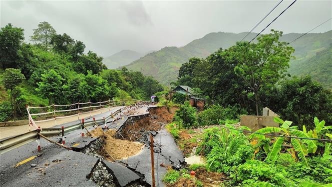 受第三号台风影响，多条道路损毁严重。