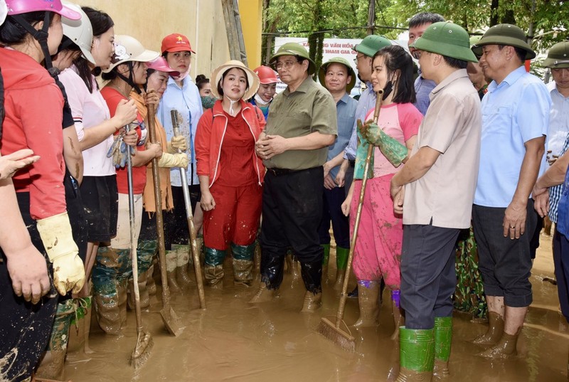 越南政府总理范明正亲自赴安沛省指导救灾重建工作。（陈海 摄）