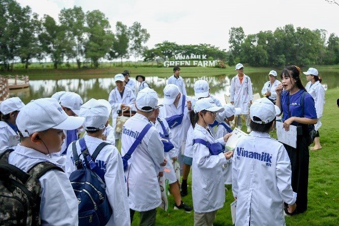 由60多名学生和家长组成的参观团在西宁省的Vinamilk农场进行了一天的体验，这里饲养着近8000头奶牛。