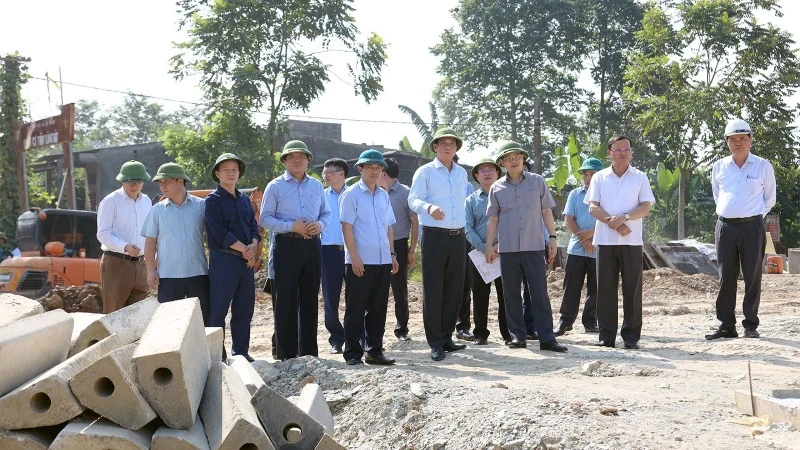 宣光省领导、各厅、机构领导视察咸安县新成乡安置区建设进展情况。