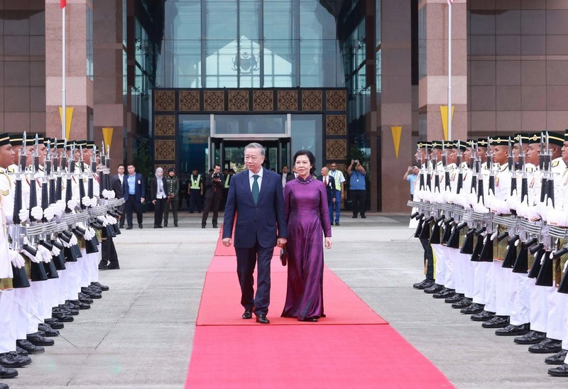 越共中央总书记苏林偕夫人离开吉隆坡国际机场。（图片来源：越通社）