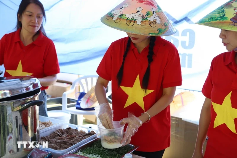 南非越南河粉日 向非洲朋友推广越南美食。（图片来源：越通社）