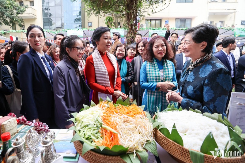 苏林总书记夫人吴芳璃出席2024年国际美食节。（图片来源：vietnamnet.vn）