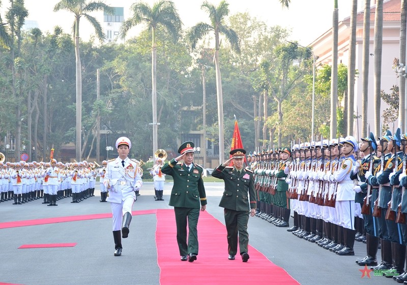 越南国防部部长潘文江大将与老挝国防部部长坎良·奥萨宋上将检阅仪仗队。（图片来源：人民军报）