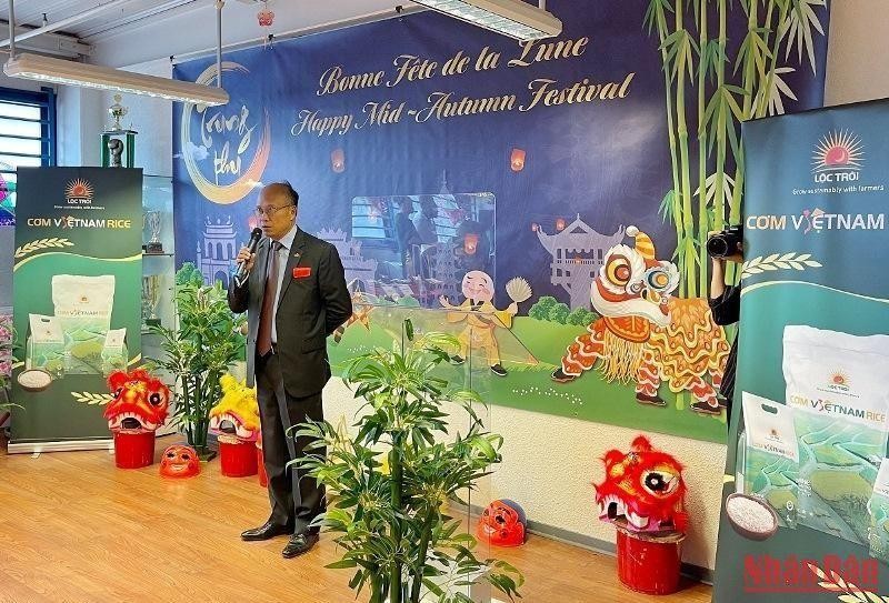 越南驻法国大使丁全胜发表讲话。