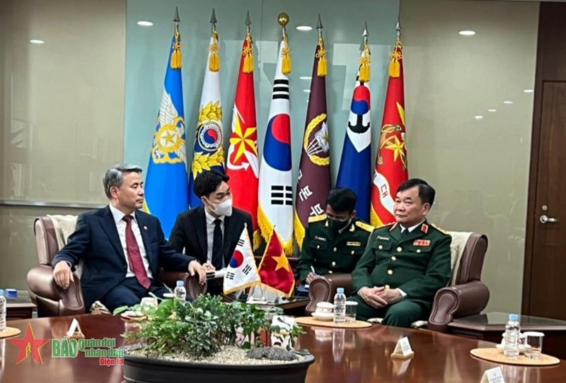 韩国国防部长官李钟燮会见黄春战上将。（图片来源：人民军队报）