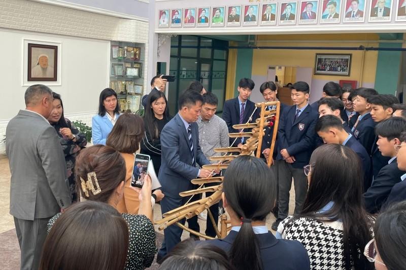 尹庆心大使介绍越南传统乐器绍竹琴。