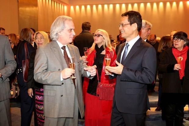 阿根廷外交部副部长泰塔曼蒂和越南驻阿根廷大使阳国青。（图片来源：越通社）