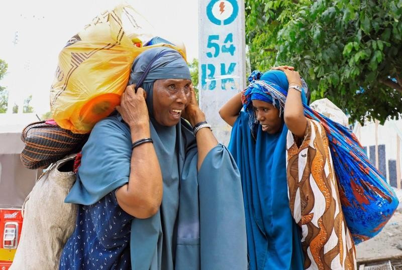 平民在索马里安全力量内的派别之间发生枪战后逃离。（图片来源：路透社）