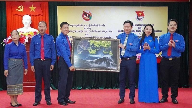 广平省团省委领导向老挝甘蒙省团省委赠送纪念品。