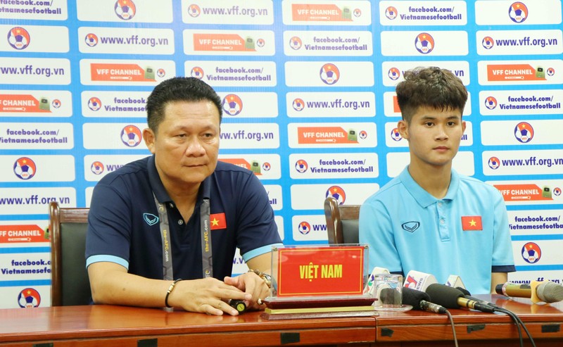 越南U17男足总教练阮国俊。