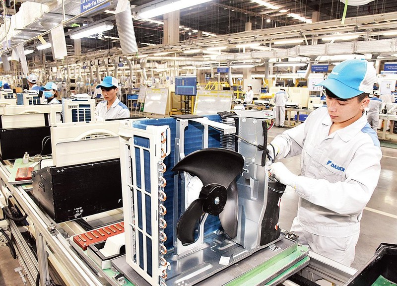 大金股份公司（越南）的工人正在组装空调。 （图片来源：邓明 摄）