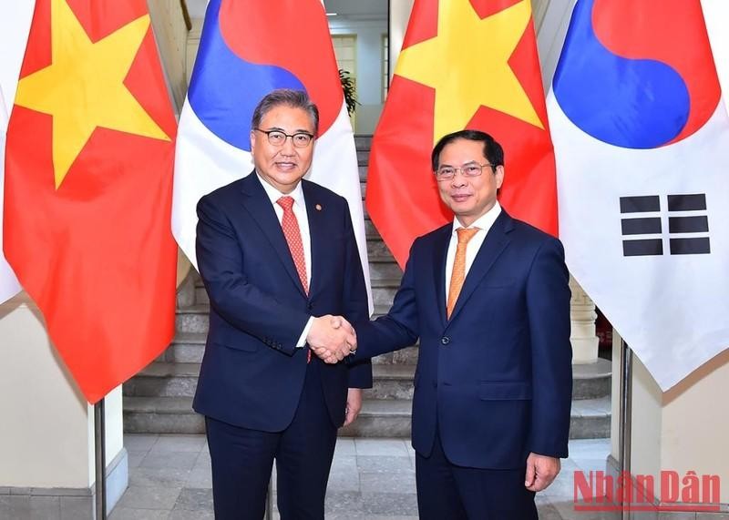 越南外交部部长裴青山会见韩国外交部长官朴振。