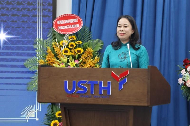 越南国家副主席武氏映春发表讲话。