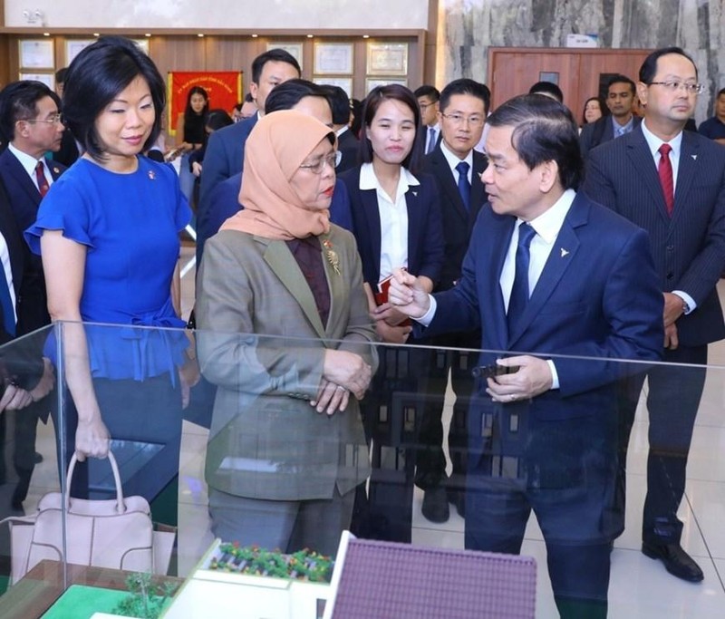 新加坡总统造访北宁省越南新加坡工业区。（图片来源：越通社）