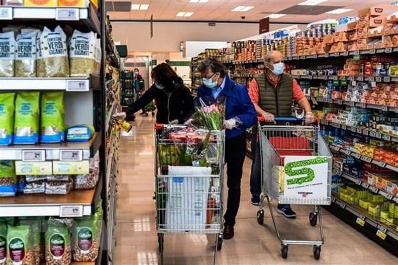 人民在意大利米兰的一家超市购买商品。 （图片来源：法新社/越通社）