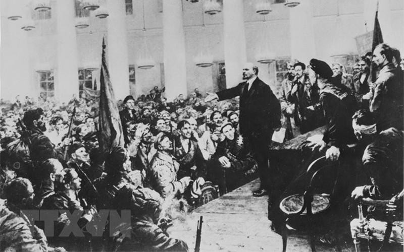 1917年11月7日晚上，苏维埃代表大会召开，建立以列宁为首的苏维埃政府。（图片来源：：越通社）。