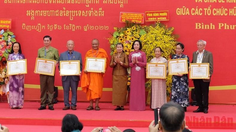越柬友好协会向为“播下友谊的种子”活动做出积极贡献的6个团体和10名个人颁发奖状。