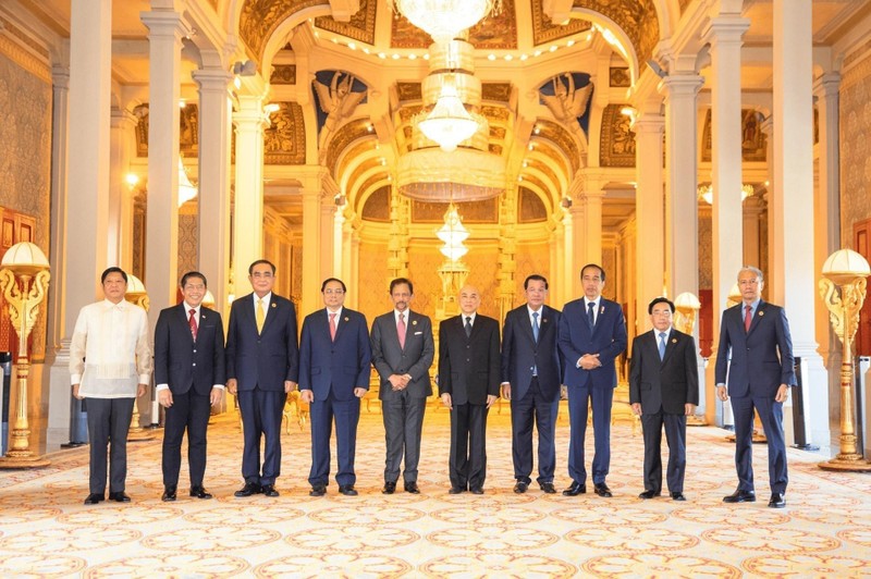 越南政府总理范明正同东盟各国领导人与柬埔寨国王合影。（图片来源：越通社）
