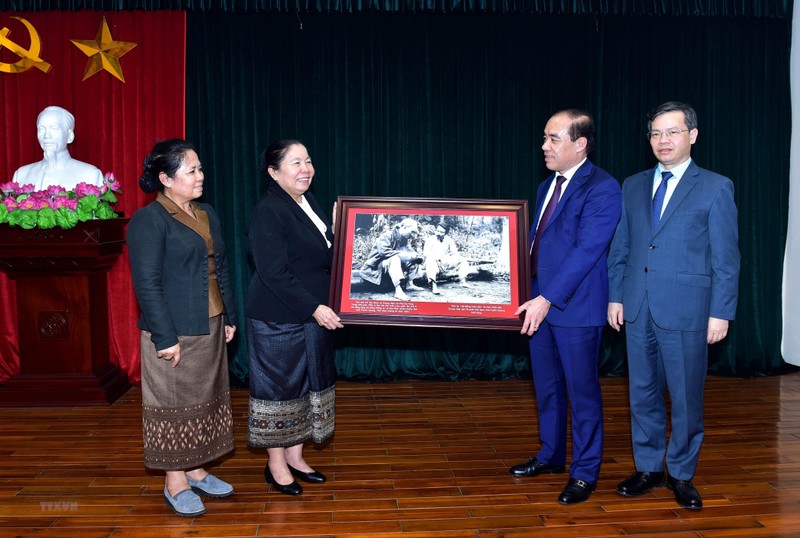 宣光省领导向老挝人民革命党中央组织部工作代表团赠送纪念品。（图片来源：越通社）