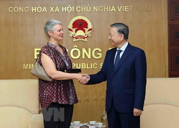 越南公安部部长苏林大将会见挪威新任驻越南大使希尔德·索尔巴肯。（图片来源：越通社）