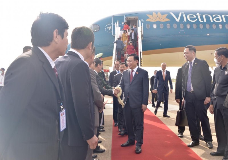 柬埔寨王国国会第一副主席姜伊和柬埔寨许多其他代表在机场迎接国会主席王廷惠。（图片来源：VOV）