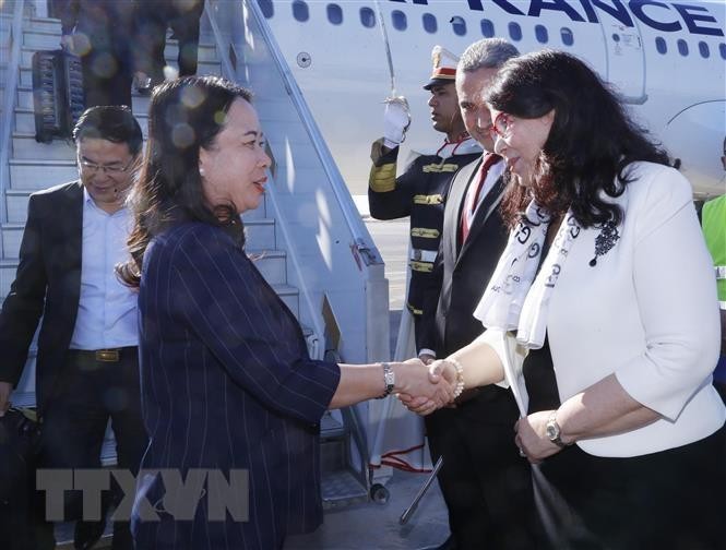 突尼斯文化部长哈耶特迎接越南国家副主席武氏映春。（图片来源：越通社）