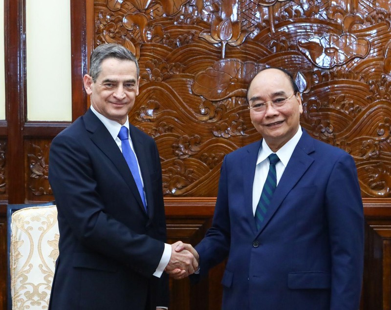 阮春福主席和智利驻越南大使帕特里西奥·贝克尔。（图片来源：越通社）