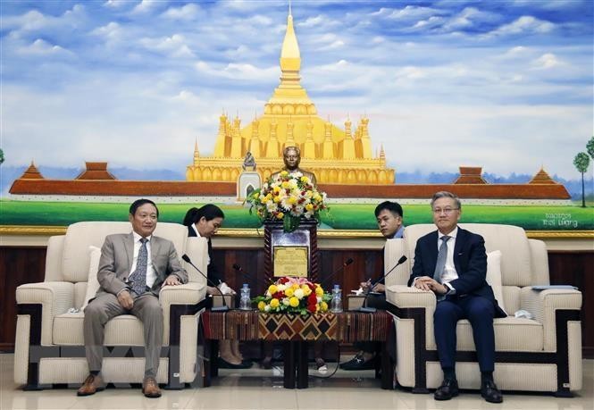 越南驻老挝大使阮伯雄会见老挝人民革命党中央对外部部长通沙万·丰威汉。