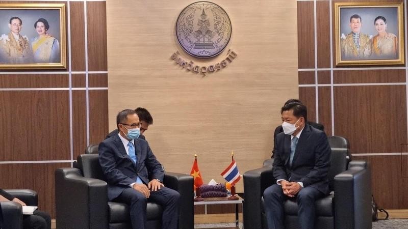 越南驻泰国大使潘志成会见泰国乌隆他尼府府尹湾仔·空加盛。