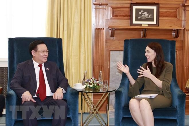 越南国会主席王廷惠会见新西兰总理杰辛达·阿德恩。（图片来源：越通社）
