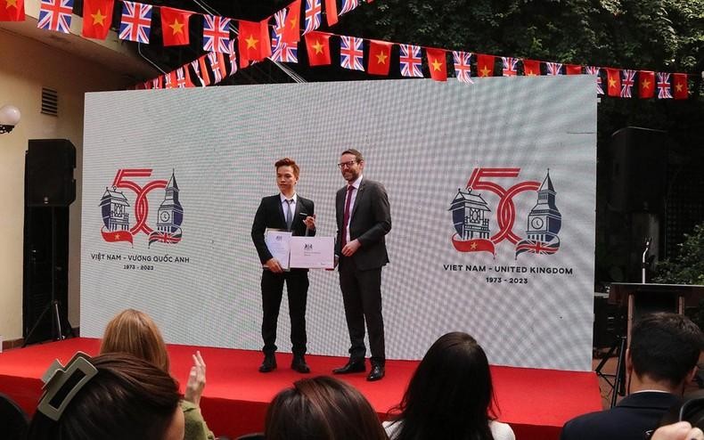 庆祝越英建交50周年标志颁奖仪式。