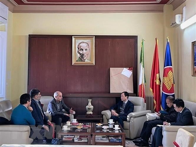 越南驻意大利大使杨海兴会见意大利共产党全国书记毛罗·阿尔博雷西。（图片来源：越通社）