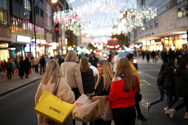 英国人在圣诞节期间购物。（图片来源：路透社）