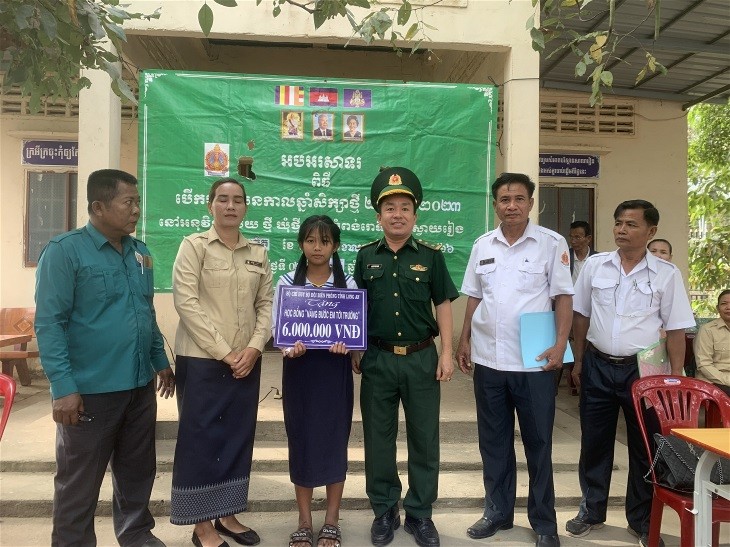 平协国际口岸边防屯向柬埔寨学生颁发奖学金。（图片来源：边防报）