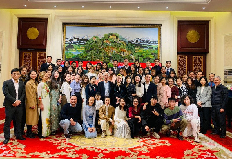 越南驻华大使馆馆员同旅居中国越南人代表合影。（杜有兴 摄）