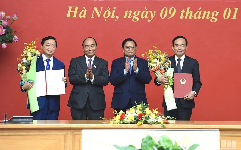 越南国家主席阮春福向两位新任副总理颁发任命书。（图片来源：越通社）
