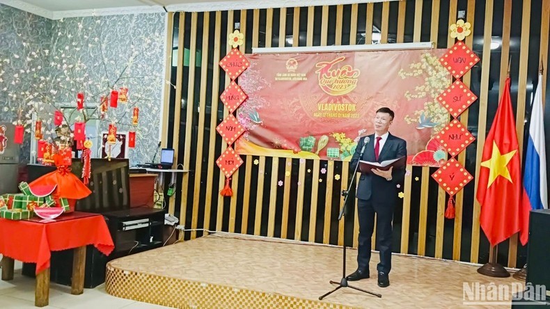 越南驻符拉迪沃斯托克总领事阮登贤发表讲话。