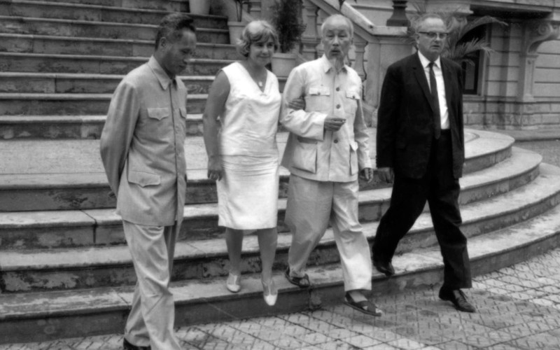1966年5月，记者威尔弗雷德·伯切特夫妇在河内与胡志明主席和范文同总理合影留念。