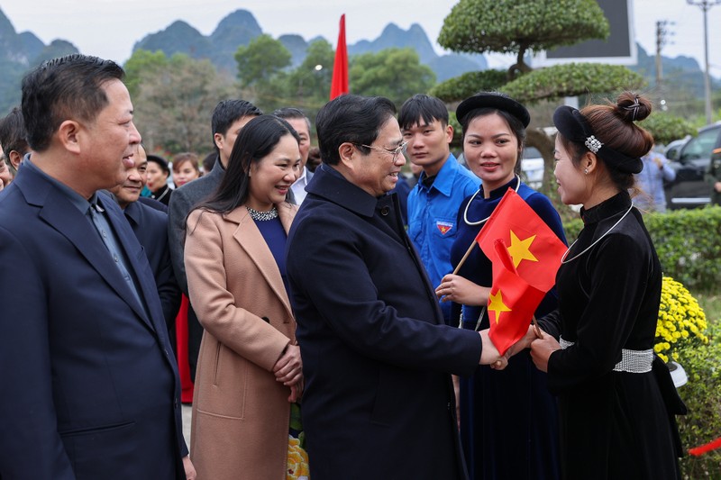 政府总理范明正慰问高平省广和县困难群众、劳动人员和少数民族同胞。（图片来源：VGP）