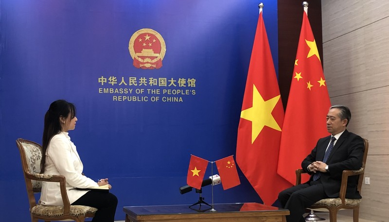 中国驻越南大使熊波接受越通社记者专访。（图片来源：越通社）