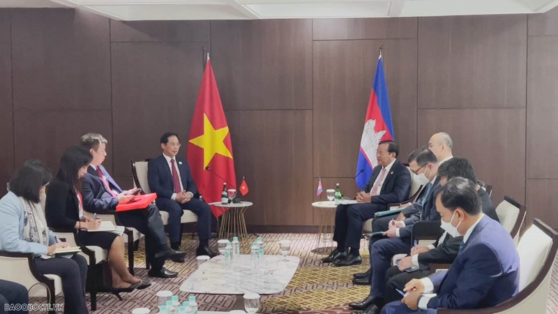 裴青山部长与柬埔寨副首相兼大臣布拉索昆举行会晤。（图片来源：国际报）