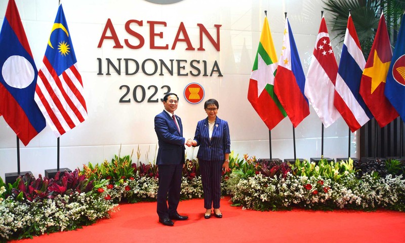 印尼外交部长蕾特诺·马尔苏迪（右）欢迎越南外交部部长裴青山前来出席ACC - 32。