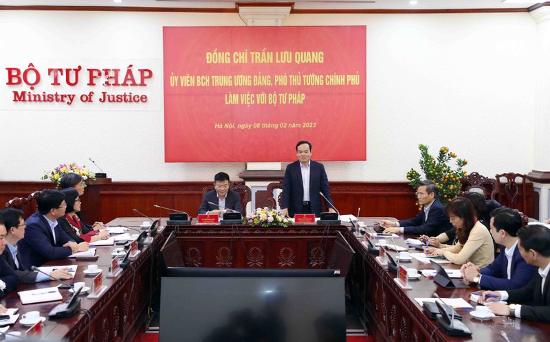越南政府副总理陈流光与司法部举行工作会议。