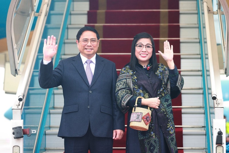 政府总理范明正携夫人和越南高级代表团已离开首都河内，启程对新加坡和文莱进行正式访问。（图片来源：越通社）